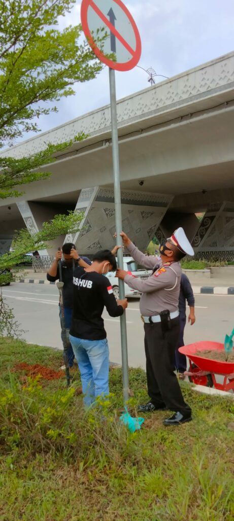 Pemko Batam Tambah Rambu Lalu Lintas Di Laluan Madani Surya Kepri