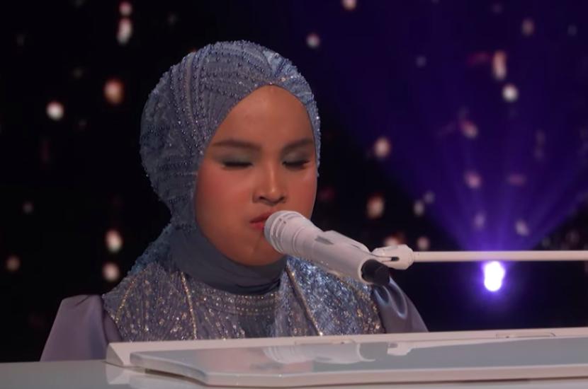 Putri Ariani Dipeluk Simon Cowell Usai Tampil Memukau Di Final AGT 2023