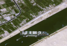 Kapal kontainer Evergreen melintang di Terusan Suez. (Foto dari NY Times)