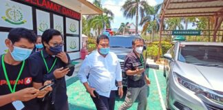 Kadis Perhubungan (Dishub) Kota Batam, Rustam Efendi saat meninggalkan Gedung Kejaksaan Negeri Batam, Selasa (02/03/2021)