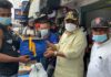 Bupati Karimun Aunur Rafiq menyalurkan bantuan kepada para korban kebakaran pelantar jalan Ahmad Yani, Meral, Minggu (7/3/2021). Foto Suryakepri.com/YAHYA