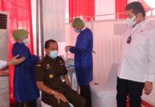 Jaksa Agung RI Dr. Burhanuddin saat meninjau kegiatan Vaksinasi Covid-19 di Lingkungan Kejagung RI (Suryakepri.com/ist)