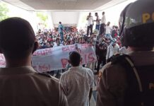 Ratusan massa yang tergabung dalam paguyuban Persatuaan Keluarga Nuea Tenggara Timur (PKNTT) Kota Batam, Kepulauan Riau melanjutkan aksi unjuk rasa ke kantor DPRD Kota Batam, Selasa (9/3/2021).