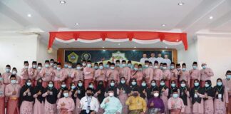 Wabup Karimun Anwar Hasyim foto bersama 73 anggota Dewan Hakim STQ XIII Kabupaten Karimun 2021 di Tanjung Batu, Senin (15/3/2021). Foto Suryakepri.com/IST