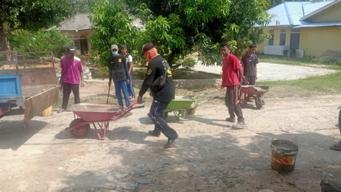 Warga Gading, Kundur bersama Ormas Gagak Hitam Sambang Karimun goro memperbaiki jalan berlobang, Minggu (21/3/2021). Foto Suryakepri.com/IST