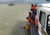 Anggota Satpolair Polres Karimun mengevakuasi penemuan sesosok mayat di perairan depan PT Saipem, Senin (29/3/2021). Foto Suryakepri.com/IST