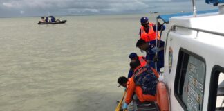 Anggota Satpolair Polres Karimun mengevakuasi penemuan sesosok mayat di perairan depan PT Saipem, Senin (29/3/2021). Foto Suryakepri.com/IST