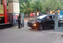 Polresta Barelang Siaga 1. Pintu masuk Mapolresta Barelang dijaga anggota polisi dengan senjata lengkap