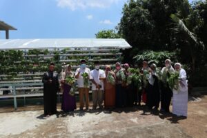 ibu-ibu  wirid dan pengurus Masjid Nurul Jannah Tiban BTN, Batam menikmati panen sayur-sayuran  gratis di lokasi petanian  hidroponik di halaman Masjid Nurul Jannah Tiban BTN, Batam , Minggu (18/04/2021). Foto: ist