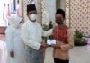 Walikota Batam, Muhammad Rudi menyerahkan santunan dalam rangkaian peringatan Nuzulul Qur’an 1442 Hijriah