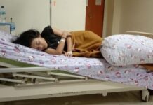 Echa atau Siti Raisa Miranda (17 tahun) yang mengalami gejala tidur panjang akibat sindrom langka hipersomnia.