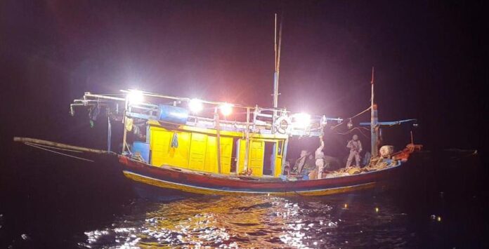 Penangkapan kapal ikan asal Vietnam di Perairan Natuna oleh Bakamla RI (Suryakepri.com/Dok Bakamla)