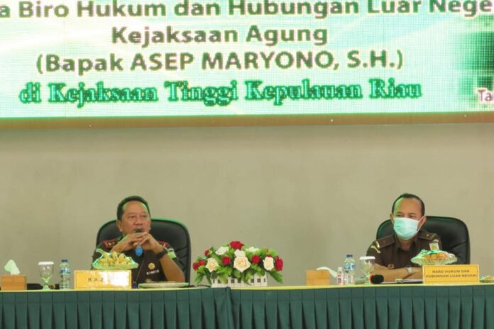 Kajati Kepri Hari Setiyono dan Kepala Biro Hukum dan Hubungan Luar Negeri Kejaksaan Agung RI Asep Maryono (Suryakepri.com)
