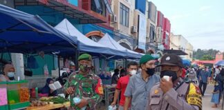 Polsek Sekupang melalui Bhabinkamtibmas Tiban Baru kunjungi pasar Ramadhan Cipta Puri Tiban, Rabu (28/04/2021)