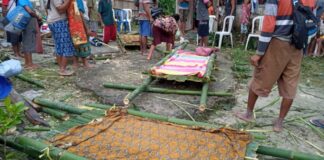 Jemaat Hosana Naiotel yang terisolir sedang membuat tandu evakuasi korban meninggal dunia. (Foto: Sinode GMIT)