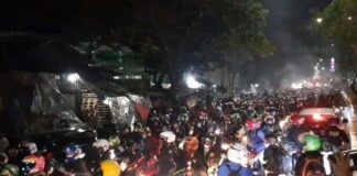 Ribuan pemudik yang mengendarai sepeda motor berhasil menjebol barikade penyekatan di Jalur Pantura Kedungwaringin, perbatasan Kabupaten Bekasi- Karawang, pada Minggu (9/05/2021) pukul 22.40 WIB. Foto:Warta Kota