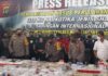Foto Konferensi pers pengungkapan penangkapan dua orang tersangka pengedar narkotika dengan barang bukti 310 kilogram sabu, pada Selasa (11/5/2021)
