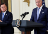 Presiden Joe Biden dan Presiden Korea Selatan Moon Jae-in mengadakan konferensi pers bersama setelah seharian rapat di Gedung Putih [Jonathan Ernst / Reuters via Al Jazeera]