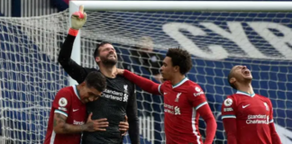 Penjaga gawang Liverpool asal Brazil, Alisson Becker, kedua dari kiri, merayakan golnya, yang merupakan gol kedua timnya untuk memastikan kemenangan 2-1 di stadion The Hawthorns di West Bromwich [Rui Vieira / AFP]
