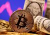 FOTO FILE: Representasi mata uang virtual Bitcoin dan uang kertas US One Dollar terlihat di depan grafik saham dalam ilustrasi yang diambil pada 8 Januari 2021. REUTERS / Dado Ruvic