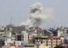 Bola api menimbulkan gumpalan asap dari sebuah bangunan di distrik pemukiman Rimal, Kota Gaza, pada Kamis 20 Mei 2021, saat Israel menyerang daerah kantong/enclave yang dikendalikan Hamas sebagai tanggapan atas tembakan roket dari kelompok milisi tersebut. (MAHMUD HAMS / AFP via Times of Israel)