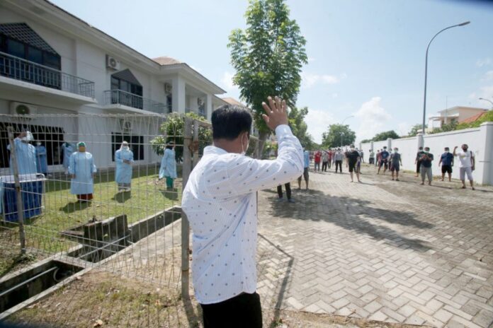 Wali Kota Batam, Muhammad Rudi pantau karantina khusus OTG di Asrama Haji, Jumat (28/05/2021)