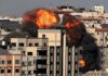 Ledakan yang terjadi saat serangan Israel menargetkan sebuah bangunan di Kota Gaza pada Jumat 14 Mei 2021. Israel menggempur Gaza dan mengerahkan pasukan tambahan ke perbatasan saat Palestina menembakkan rentetan roket ke belakang. (AFP via Arab News)
