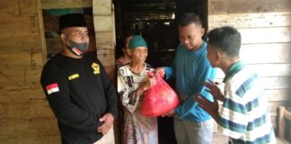 Ormas Gagak Hitam Sambang Karimun menyalurkan paket sembako kepada masyarakat kurang mampu tiga kecamatan di Pulau Kundur, Selasa dan Rabu (4-5/5/2021). Foto Suryakepri.com/IST