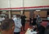 Bupati Karimun Aunur Rafiq menyaksikan jajaran direksi dua BUMD menandatangani Pakta Integritas saat pelantikan di Gedung Nasional Karimun, Senin (10/5/2021). Foto Suryakepri.com/YAHYA