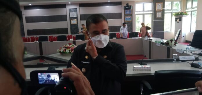 Bupati Karimun Aunur Rafiq saat memberikan keterangan pers terkait perkembangan pelaksanaan vaksinasi Covid-19, Senin (24/5/2021). Foto Suryakepri.com/YAHYA