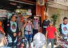 Komunitas motor trail Trial Adventure Comunity (TAC) Kota Batam berbagi sembako kepada warga di daerah tembesi