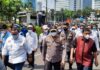 Kapolda Metro Irjen Fadil Imran dampingi massa buruh sampaikan petisi tolak UU Cipta Kerja ke MK (Foto: Yogi/detikcom)