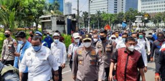 Kapolda Metro Irjen Fadil Imran dampingi massa buruh sampaikan petisi tolak UU Cipta Kerja ke MK (Foto: Yogi/detikcom)