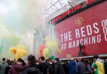 Fans Manchester United menggelar demonstrasi mendesak keluarga Glazer melepaskan kepemilikan klub. Aksi ini telah mengakibatkan batalnya laga MU vs Liverpool malam ini. (Foto dari Sky Sports)