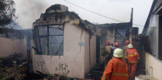 Foto .Petugas pemadam kebakaran sedang memadamkan api yang membakar dua unit rumah di Tanjungpinang, Jumat (11/6/2021)