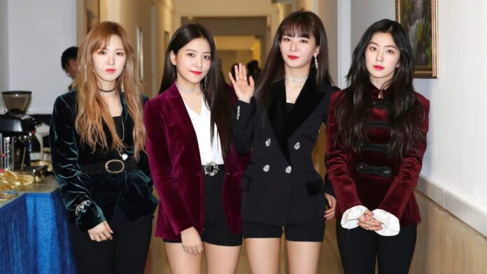 Girlband Korea Selatan Red Velvet terlihat usai tampil di Pyongyang, Korea Utara, Minggu, 1 April 2018. (Korea Pool via AP)
