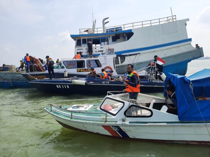 Petugas gabungan menyetop sebuah kapal mengangkut muatan semen dari Kabil, Batam. Foto Suryakepri.com/Dok Satpolairud Polres Karimun