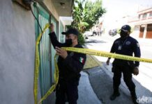 Polisi memasang garis polisi di kediaman pelaku pembunuh berantai di Meksiko (Foto: AP Photo/Fernando Llano) Awal Mula Penangkapan Pelaku