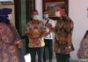 Kepala PT Surabaya Herri Swantoro (pegang buku) di PN Malang/Foto: ist
