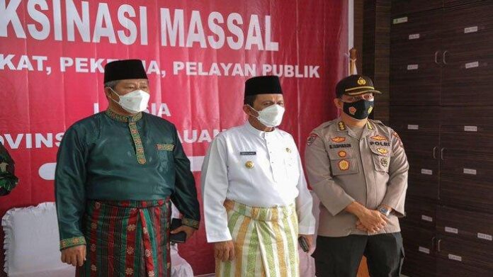 Foto. Gubernur Kepulauan Riau Ansar Ahmad kepada masyarakat, PNS dan PTT di Anambas tentang keharusan untuk melaksanakan vaksinasi.
