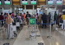 Foto calon penumpang di bandara halim Perdanakusuma