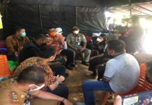 Foto Suasana perwakilan masyarakat Bintan berdialog dengan perwakilan Pemko Tanjungpinang di posko penyekatan PPKM Darurat di Perbatasan Tanjungpinang-Bintan, Kamis (15/7/2021)