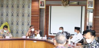 Foto Pemko Batam menggelar rapat bersama MUI Kota Batam, Kementerian Agama Kota Batam, tokoh agama, pengelola rumah sakit dan sejumlah instansi terkait lainnya.Kamis (29/7/2021).