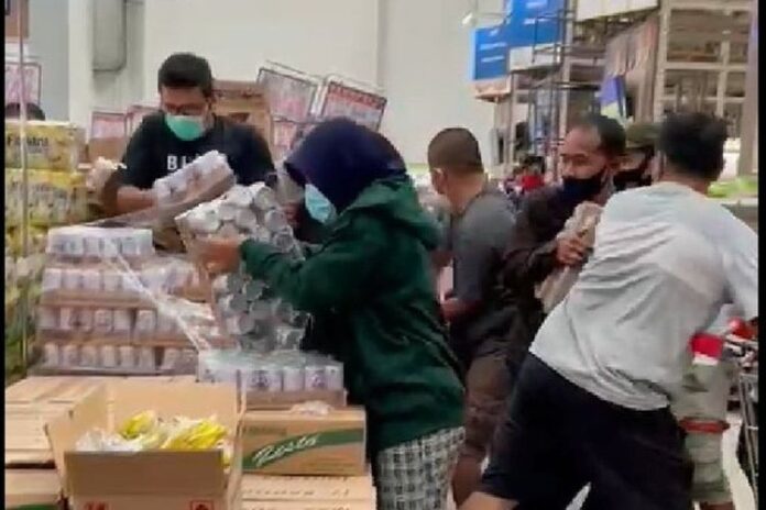Unggahan viral video saat pembeli berebut susu beruang di salah satu pusat perbelanjaan. (screenshoot)