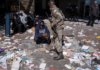 Seorang tersangka penjarah memohon kepada seorang tentara Pasukan Pertahanan Nasional Afrika Selatan (SANDF) yang menangkap tersangka penjarah di mal Jabulani di Soweto di pinggiran Johannesburg pada 13 Juli 2021 [Emmanuel Croset/AFP/Al Jazeera]