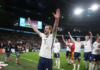 Harry Kane mengangkat kedua tangannya ke aras pendukung Inggris di Wembley setelah mereka mengalahkan Denmark 2-1 pada semi final EURO 2020, Rabu (7/7/2021) atau Kamis dinihari waktu Indonesia. Harry Kane terpilih sebagai Star of the Match pada laga ini. (Foto: UEFA.com)