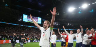Harry Kane mengangkat kedua tangannya ke aras pendukung Inggris di Wembley setelah mereka mengalahkan Denmark 2-1 pada semi final EURO 2020, Rabu (7/7/2021) atau Kamis dinihari waktu Indonesia. Harry Kane terpilih sebagai Star of the Match pada laga ini. (Foto: UEFA.com)