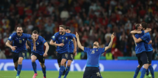 Para pemain Italia melakukan selebrasi setelah penendang penalti terakhir, Jorginho, sukses menaklukan kiper Spanyol Unai Simon pada adu penalti semi final EURO 2020. Italia mengalahkan Spanyol 4-2 lewat adu tos-tosan. (Foto: UEFA.com)