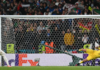 Kiper Italia Gianluigi Donnarumma saat berhasil menahan tembakan penyerang Spanyol Alvaro Morata pada adu penalti.