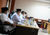 Pj Sekda Kepri Lamidi saat memimpin rapat Evaluasi Penanganan Covid-19 bersama Satgas Penanganan Covid-19 Provinsi Kepulauan Riau di Ruang Rapat Utama Kantor Gubernur Pulau Dompak, Tanjungpinang, Rabu (21/7/2021) sore. (Foto: Kepriprov)